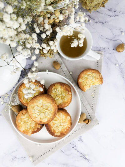 Brioches perdues à la crème d'amande et fleur d'oranger présentées sur une assiette blanche sur une serviette