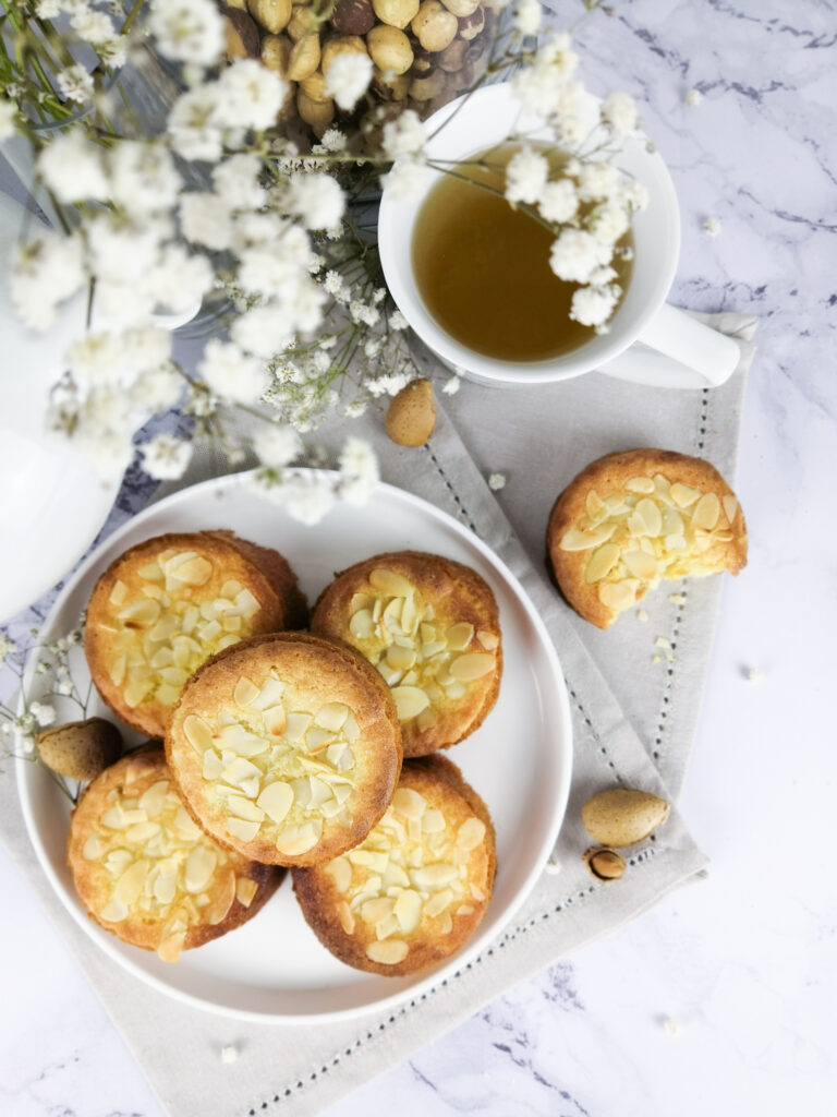 Brioches perdues à la crème d'amande et fleur d'oranger présentées sur une assiette blanche