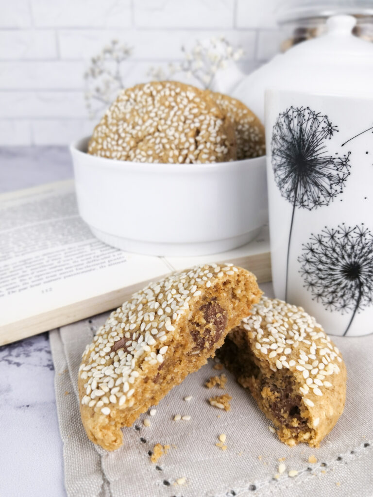 Gros plan d'un cookie sans gluten au sésame et chocolat lait caramel cassé en deux