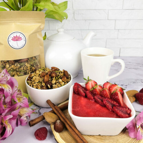 Petit déjeuner gourmand avec granola aux fruits secs caramélisé au miel, fromage blanc, fruits rouges et tasse de thé - La Petite Fabrique Gourmande