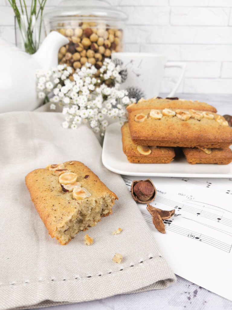 Financiers aux noisettes sans gluten présentés dans une assiette