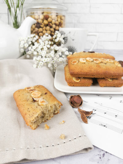 Financiers aux noisettes-1 Financiers aux noisettes sans gluten présentés dans une assiette blanche - La Petite Fabrique Gourmande