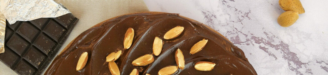 Gâteau au chocolat noir sans farine, à la poudre d'amandes sans gluten, sur fond marbre - La Petite Fabrique Gourmande