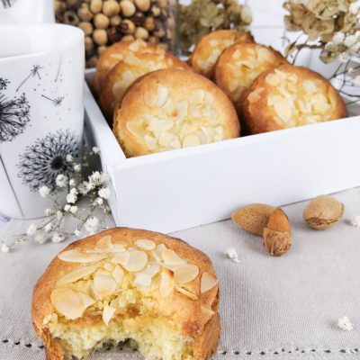 Gros plan d'une brioche perdue à la crème d'amande et fleur d'oranger