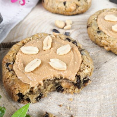 Cookies aux cacahuètes et beurre de cacahuètes-2 Cookie fait maison aux cacahuètes et beurre de cacahuètes , pépites de chocolat , sur planche en bois - La Petite Fabrique Gourmande
