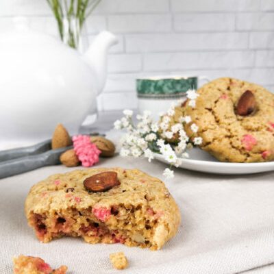 Cookies aux pralines roses et amandes-5 Cookie fait maison aux pralines roses et amandes sur une serviette blanche - La Petite Fabrique Gourmande