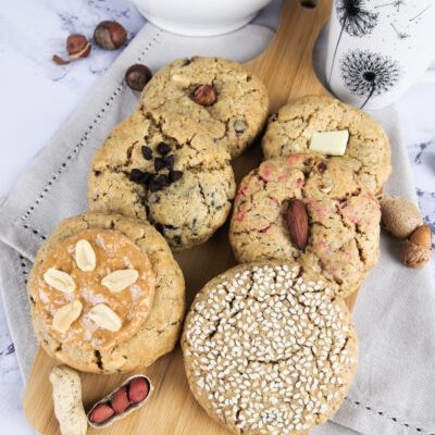 Cookies dégustation Assortiment de 6 cookies différents faits maison incluant, cookie au sésame, cookie pralines roses et amandes, cookie chocolat blanc et cranberries, cookie aux pépites de chocolat noir, cookie aux noisettes et cookie beurre de cacahuètes - La Petite Fabrique Gourmande