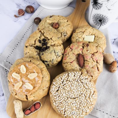 C cookies différents cookie au sésame, cookie pralines roses et amandes, cookiecchocolat blanc et cranberries, cookie aux pépites de chocolat noir, cookie aux noisettes et cookie beurre de cacahuètes