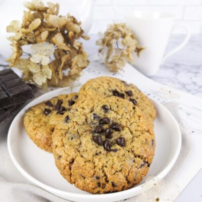 Cookies aux pépites de chocolat noir-1 Cookies fait maison aux pépites de chocolat noir sur une assiette blanche - La Petite Fabrique Gourmande