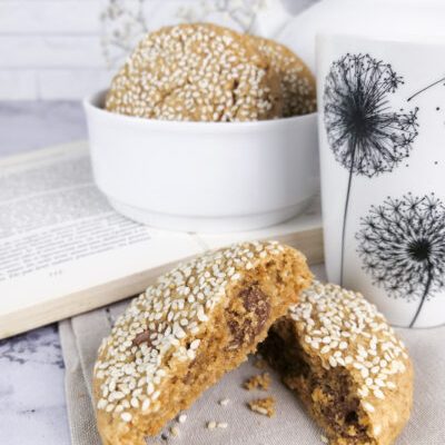 Cookies aux graines de sésame sans gluten-6 Cookie sans gluten au sésame et chocolat lait caramel cassé en deux - La Petite Fabrique Gourmande