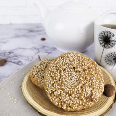 Cookies aux graines de sésame sans gluten-2 Gros plan sur un cookies sans gluten au sésame et chocolat lait caramel