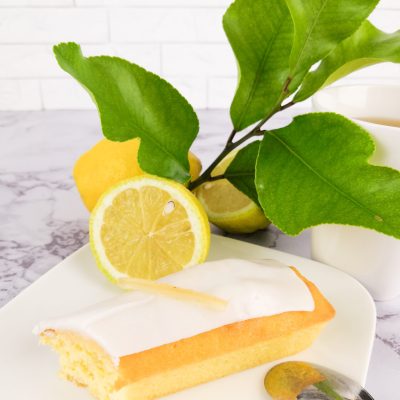 Lemon cake présenté dans une assiette avec des citrons