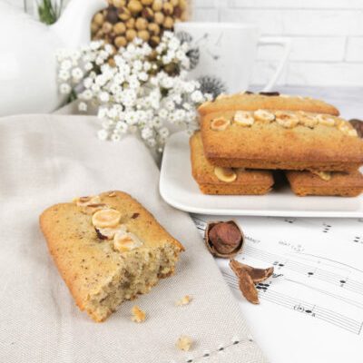 Financiers aux noisettes-1 Financiers aux noisettes sans gluten présentés dans une assiette blanche - La Petite Fabrique Gourmande