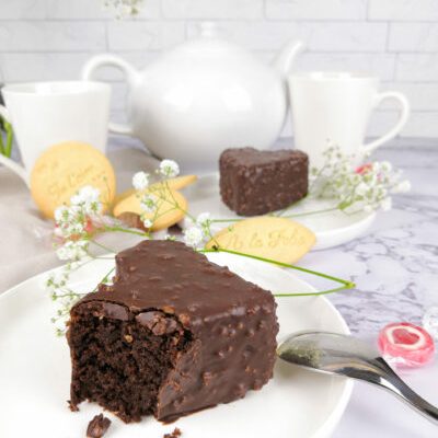 Cœur au chocolat et noisettes sans gluten Gâteau au chocolat et noisettes sans gluten avec glaçage rocher pour la St Valentin