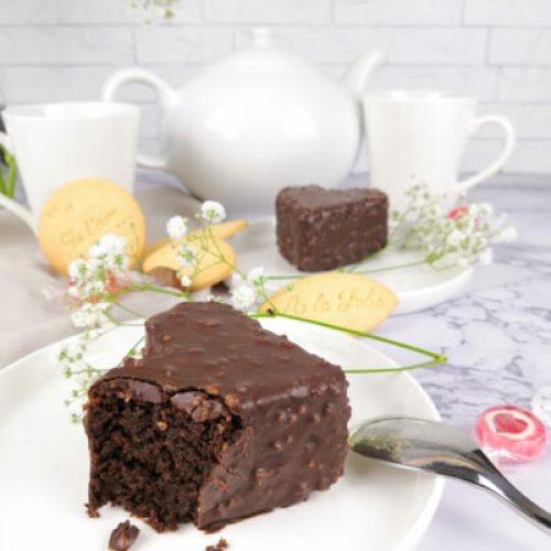 Cœur au chocolat et noisettes sans gluten Gâteau au chocolat et noisettes sans gluten avec glaçage rocher pour la St Valentin