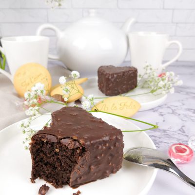 Gâteau au chocolat et noisettes sans gluten avec glaçage rocher pour la St Valentin